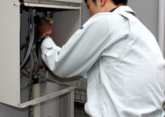 住宅設備機器の交換工事スタッフ